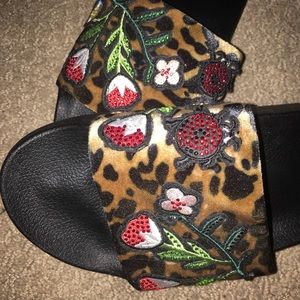 Steve Madden INSPIRED Slides-Size 8